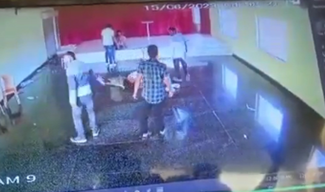 ಹಾಸನ | ಜಗಳ ಬಿಡಿಸಲು ಹೋದ ಪೊಲೀಸ್ ಪೇದೆ ಮೇಲೆ ಮಾರಣಾಂತಿಕ ಹಲ್ಲೆ: ವೀಡಿಯೊ ವೈರಲ್