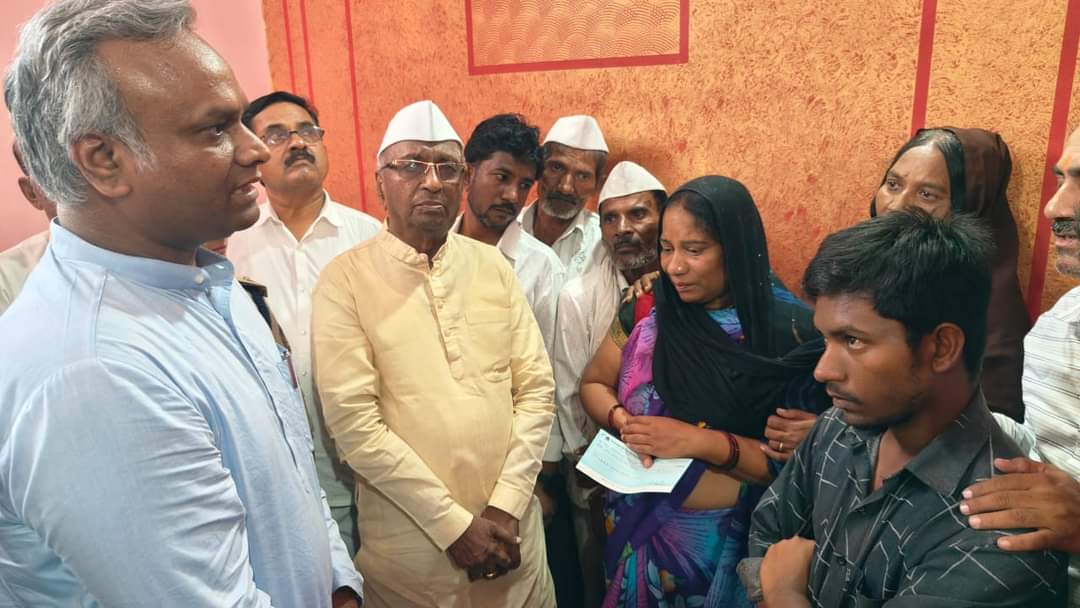 ಹತ್ಯೆಯಾದ ಪೊಲೀಸ್ ಪೇದೆ ನಿವಾಸಕ್ಕೆ ಸಚಿವ ಪ್ರಿಯಾಂಕ್ ಖರ್ಗೆ ಭೇಟಿ: ಪಕ್ಷದಿಂದ 1 ಲಕ್ಷ ರೂ. ಪರಿಹಾರ ಚೆಕ್ ವಿತರಣೆ