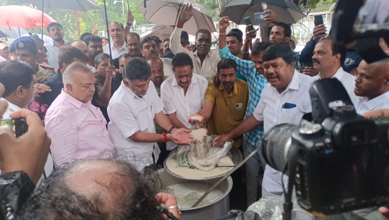 ಮಳೆಯ ನಡುವೆಯೂ ಕಾಂಗ್ರೆಸ್ ಪ್ರತಿಭಟನೆ; ಕೇಂದ್ರದ ವಿರುದ್ಧ ಡಿಸಿಎಂ ಡಿಕೆಶಿ ಕಿಡಿ