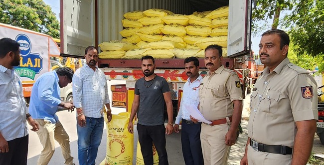 ಕಲಬುರಗಿ: ಮಹಾರಾಷ್ಟ್ರಕ್ಕೆ ಅಕ್ರಮವಾಗಿ ಸಾಗಿಸುತ್ತಿದ್ದ 460 ಚೀಲ ಅನ್ನಭಾಗ್ಯ ಅಕ್ಕಿ ವಶಕ್ಕೆ