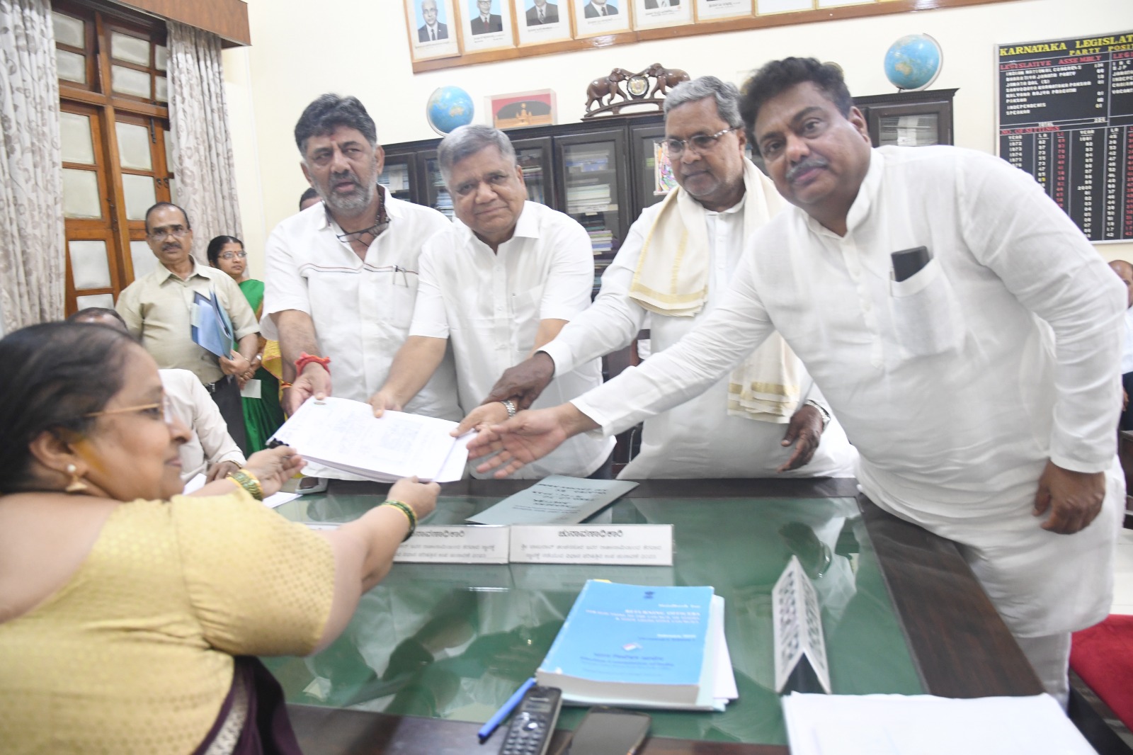 ಪರಿಷತ್ ಉಪ ಚುನಾವಣೆ: ಕಾಂಗ್ರೆಸ್ ಅಭ್ಯರ್ಥಿಗಳ ನಾಮಪತ್ರ ಅಂಗೀಕಾರ