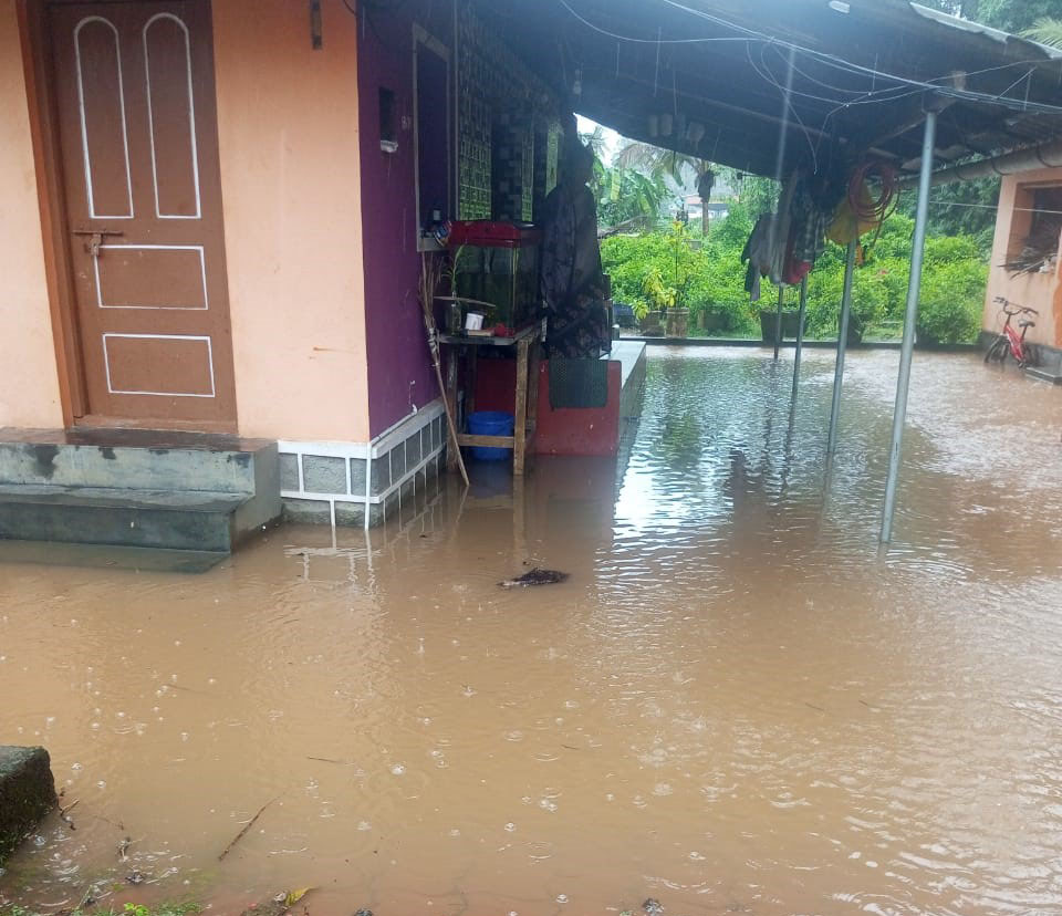 ನಂದಿಬೆಟ್ಟುವಿನಲ್ಲಿ ಚರಂಡಿ ಸಮಸ್ಯೆ: ಮನೆಯಂಗಳದಲ್ಲಿ ನೀರು!