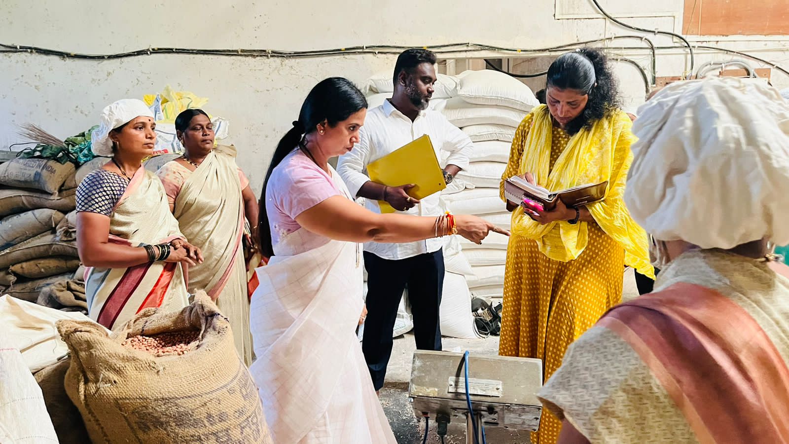 ಎಂಎಸ್ ಪಿಸಿ ಕೇಂದ್ರಕ್ಕೆ ದಿಢೀರ್ ಭೇಟಿ ನೀಡಿದ ಸಚಿವೆ ಲಕ್ಷ್ಮೀ ಹೆಬ್ಬಾಳ್ಕರ್; ಅವ್ಯವಸ್ಥೆಗೆ ಕಿಡಿ