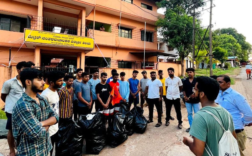 ವಿದ್ಯಾರ್ಥಿಗಳಿಂದ ಸ್ವಚ್ಛತಾ ಕಾರ್ಯಕ್ರಮ