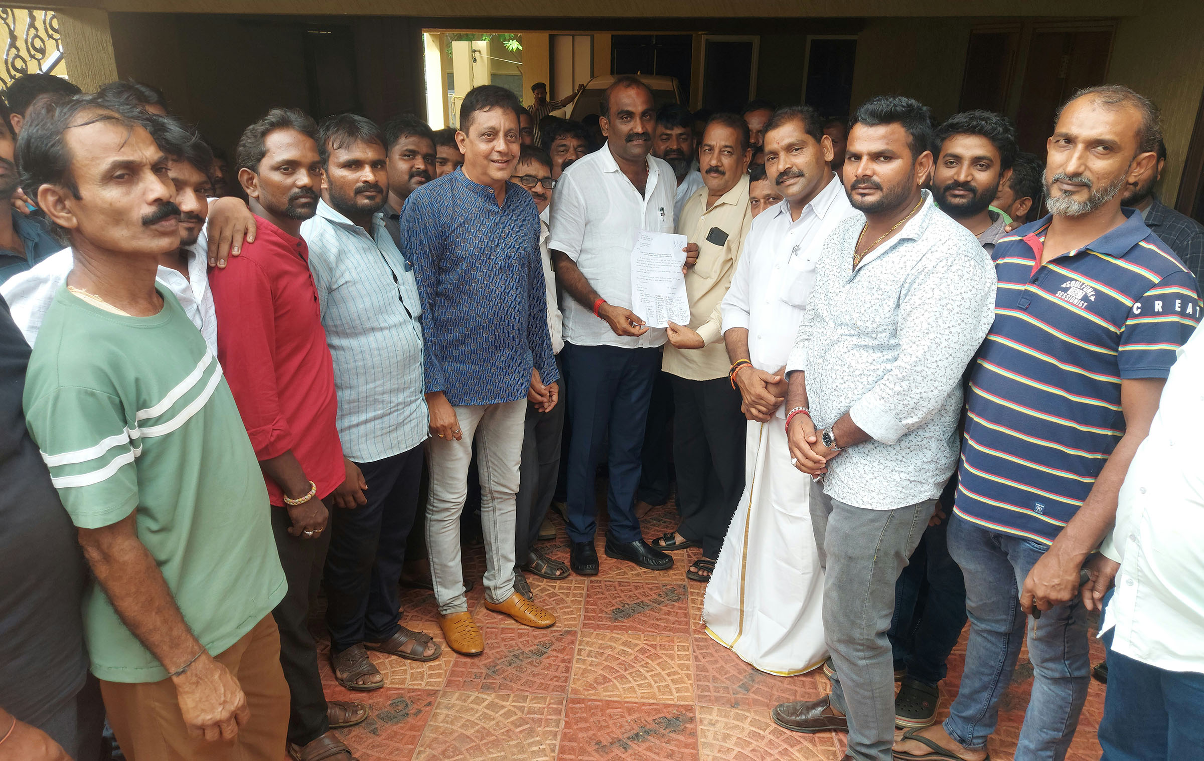 ಎಪಿಎಂಸಿಯಲ್ಲಿ ನಿವೇಶನಗಳ ಹಂಚಿಕೆಯಲ್ಲಿ ಮೋಸ ಆರೋಪ: ಕ್ರಮಕ್ಕೆ ಮನವಿ ಎಪಿಎಂಸಿಯಲ್ಲಿ ನಿವೇಶನಗಳ ಹಂಚಿಕೆಯಲ್ಲಿ ಮೋಸ ಆರೋಪ: ಕ್ರಮಕ್ಕೆ ಮನವಿ